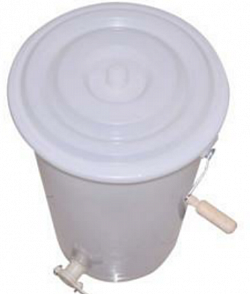 Plastic honey extractor